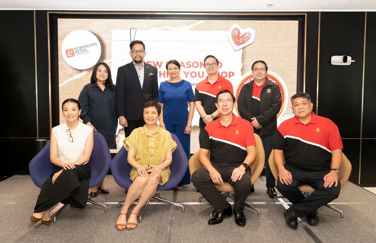 [L-R seated] Robinsons Retail Holdings, Inc.’s Tin Tueres, Food Segment Managing Director, and Robina Gokongwei-Pe, Director and Chairman, with BPI’s TG Limcaoco, President and CEO, and Rally Jereza, Head of Agency Banking. [L-R standing] Robinsons Retail Holdings, Inc.’s Rosalyn Lualhati, Front End Systems Head, Food Segment, Jom Catanghal, Chief Information Officer, and Gina Salgado, Adviser, with BPI Agency Banking’s Vicvic Montenegro, Platforms Business and Shared Services Head, and Bong Lualhati, Product Management Head.
