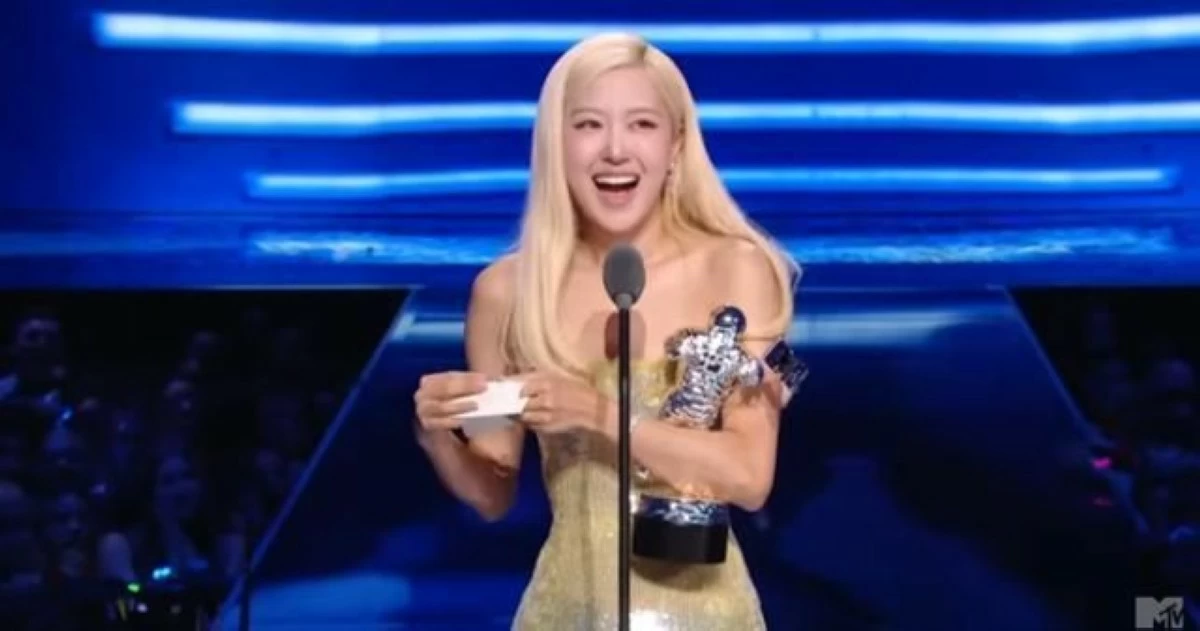 BLACKPINK’s Rose wins Song of the Year at the 2025 MTV Video Music Awards. (Courtesy of The Black Label)

