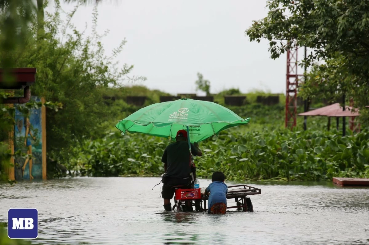 Residents of Angono, Rizal wade through knee-to-waist-deep floodwaters on Nov. 10, 2025 as Super Typhoon Uwan brings heavy rains to the area. Locals said it may take one to two months before the floodwaters fully subside. (Photo: John Louie Abrina / MANILA BULLETIN)