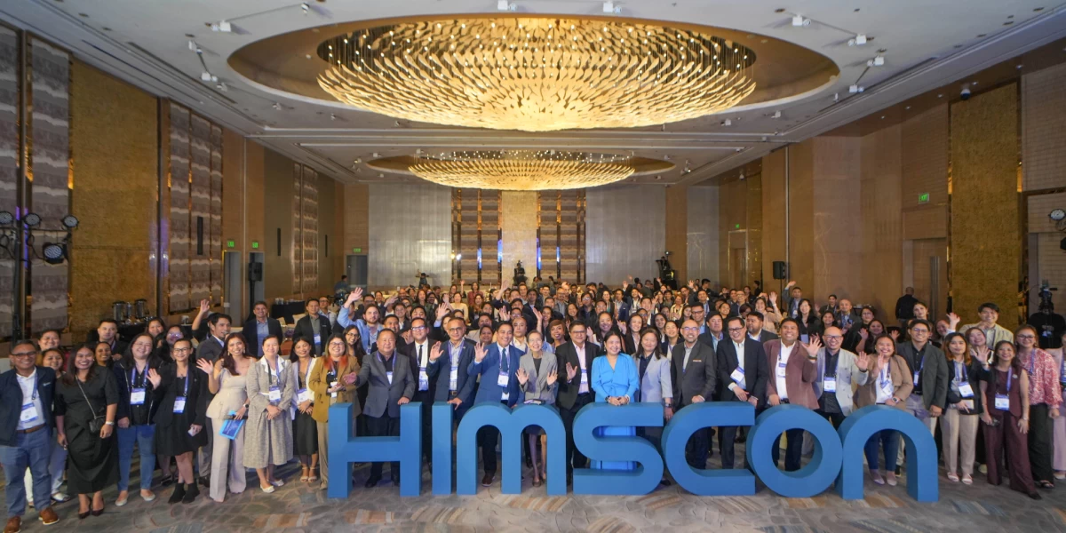 Delegates gathered for a Day 1 photo at HIMSCON 2025 in Bonifacio Hall, Shangri-La The Fort, ending HIMS work evolution and talent keynote with energy, community, and optimism.