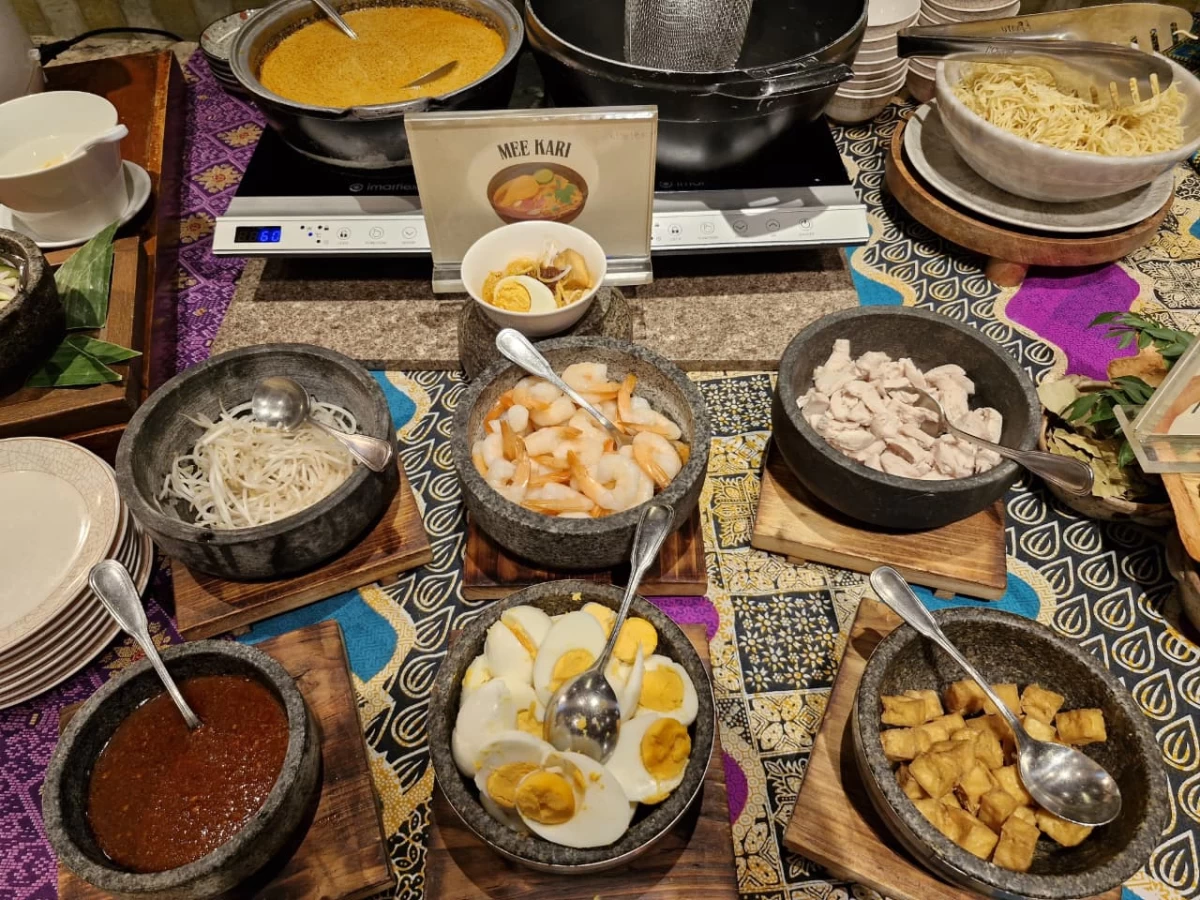 Mee Kari (noodle soup featuring a curry-flavored broth)