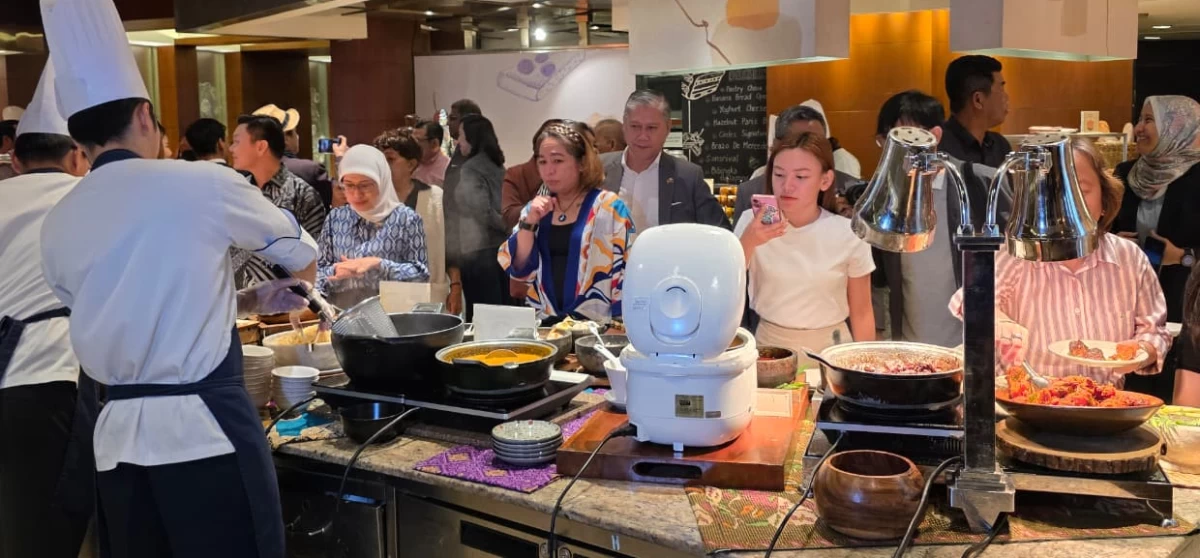Guests lining up to have a taste of Malaysian dishes