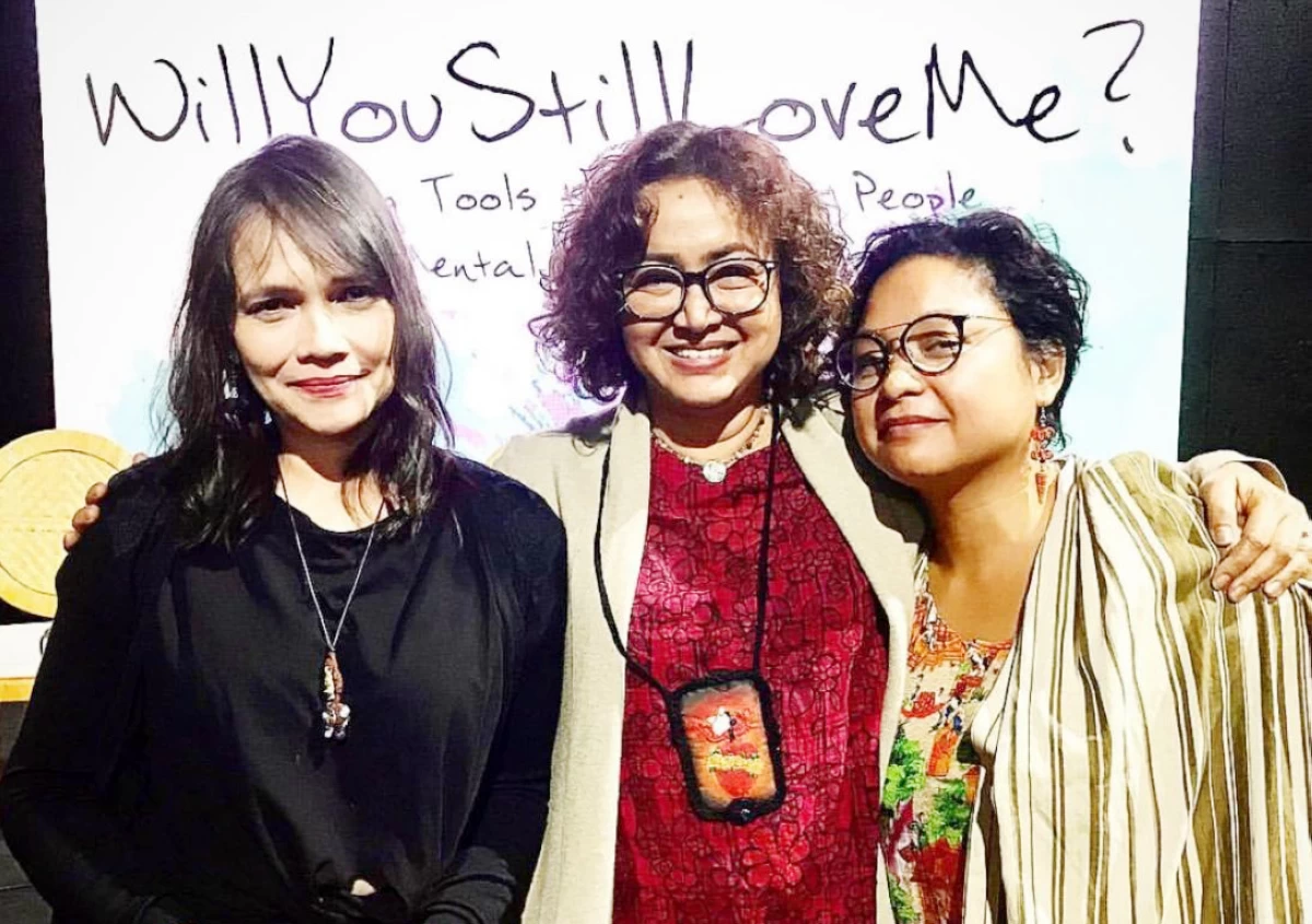 (L-R) Visual artist Annatha Lilo Gutierrez, Shamaine Centenera-Buencamino, and university professor and culture advocate Nina Tesoro Poblador at a Julia Buencamino Project exhibit.