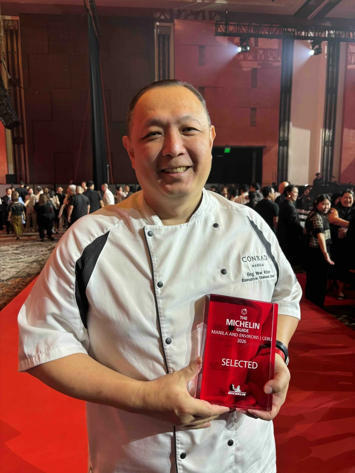 Executive Chinese Chef Eng Yew Khor of China Blue by Jereme Leung receives the award

