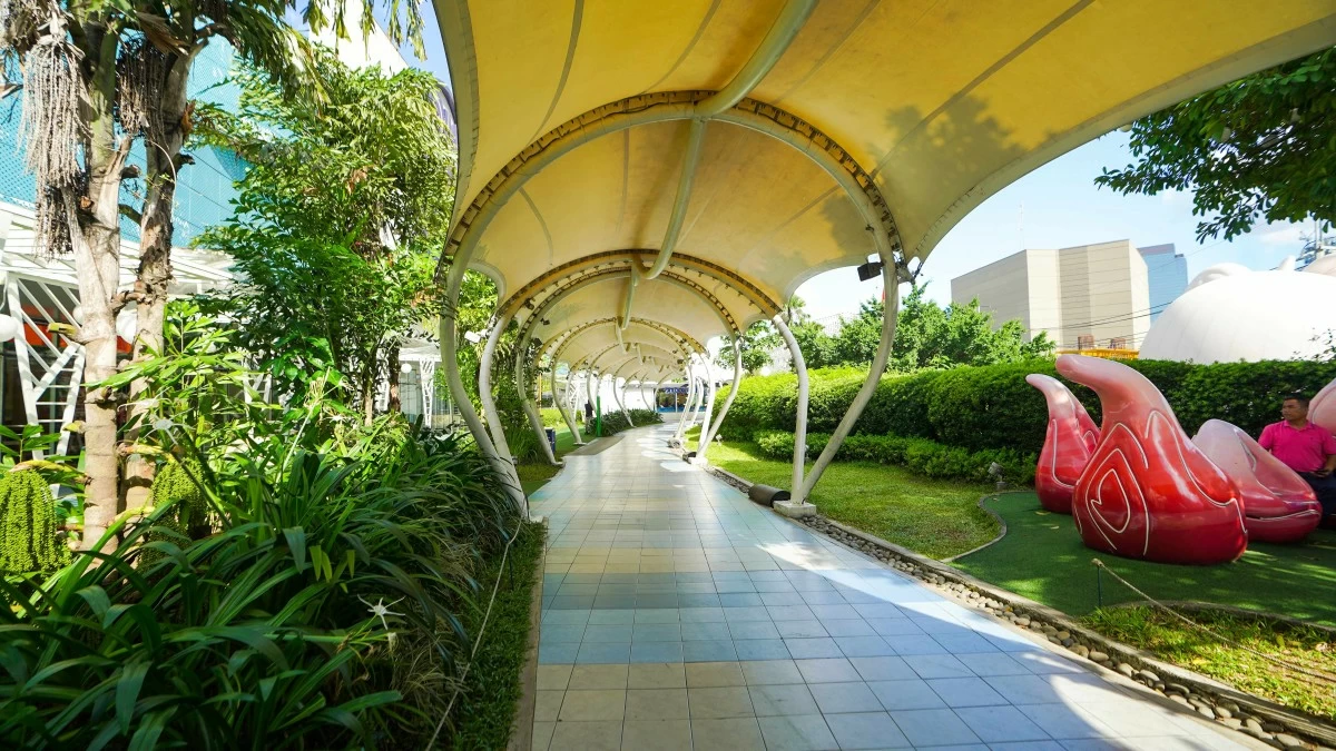 SM Supermalls was ahead of the Clean Water Act in 2004. SM City North Edsa lessens its dependence on freshwater sources for non-potable uses, optimizing resource efficiency and reducing environmental impact. The mall’s Sky Garden’s 400-meter green roof development is a green space in the dense urban jungle. 