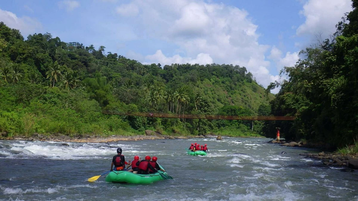 WHAT A VIEW Rafting down the river offers a magnificent view of Cagayan de Oro and Bukidnon.