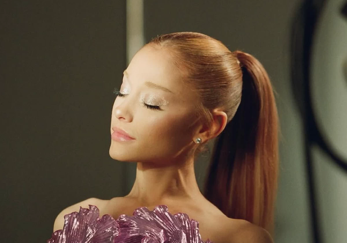 LOOK! Ariana Grande terrified after being ambushed at 'Wicked' Red Carpet in Singapore