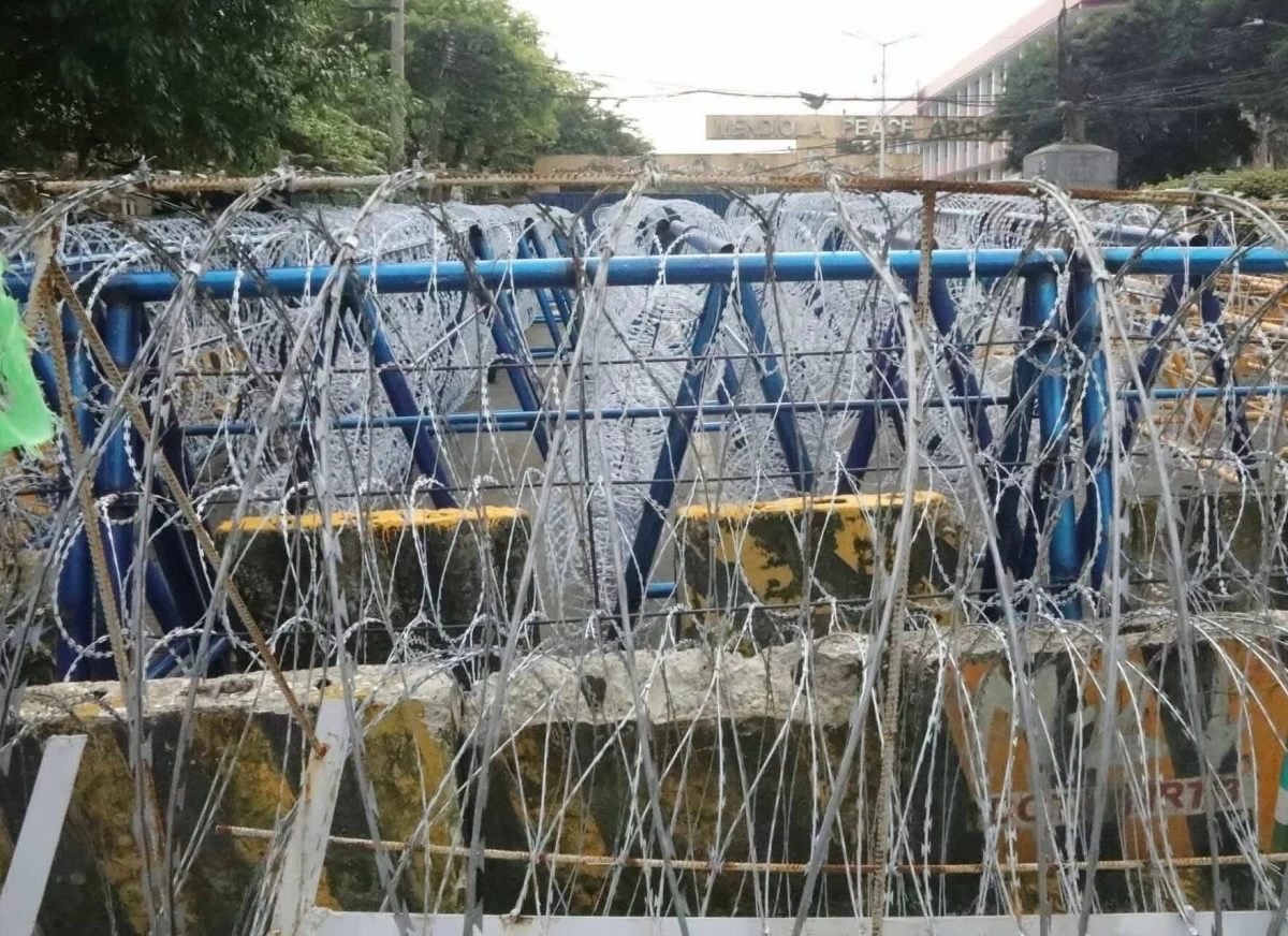 Authorities placed barbed-wire barricades around the arch to manage the crowd and secure the area (Photo from Facebook)