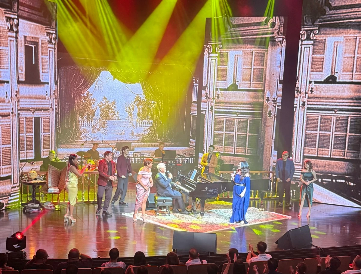 Ryan Cayabyab with Lani Misalucha and the Ryan Cayabyab Singers.
