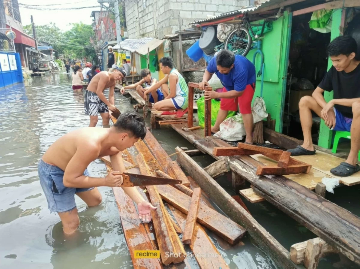 A flooded area in Barangay Poblacion, Muntinlupa (Photo from Poblacion Barangay Chairman Allen Ampaya)