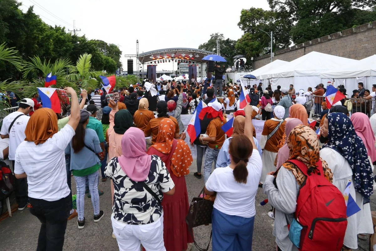 Crowds gather along EDSA Whiteplains near the EDSA People Power Monument in Quezon City during the United People’s Initiative Rally for Accountability, Justice, and Integrity on Sunday, November 16, 2025. (Santi San Juan)