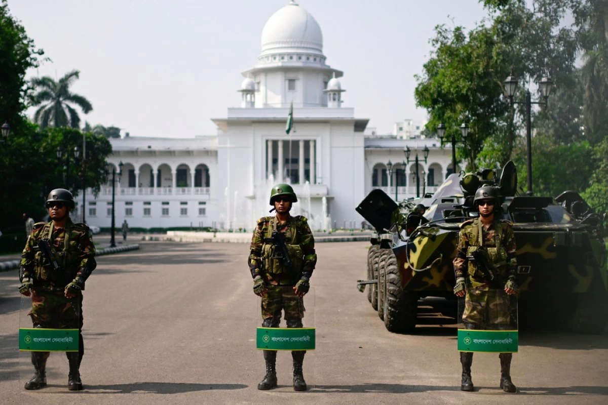 Security personnel stand guard at Bangladesh's Supreme Court as ousted Prime Minister Sheikh Hasina and her former ruling Awami League party called for a nationwide 