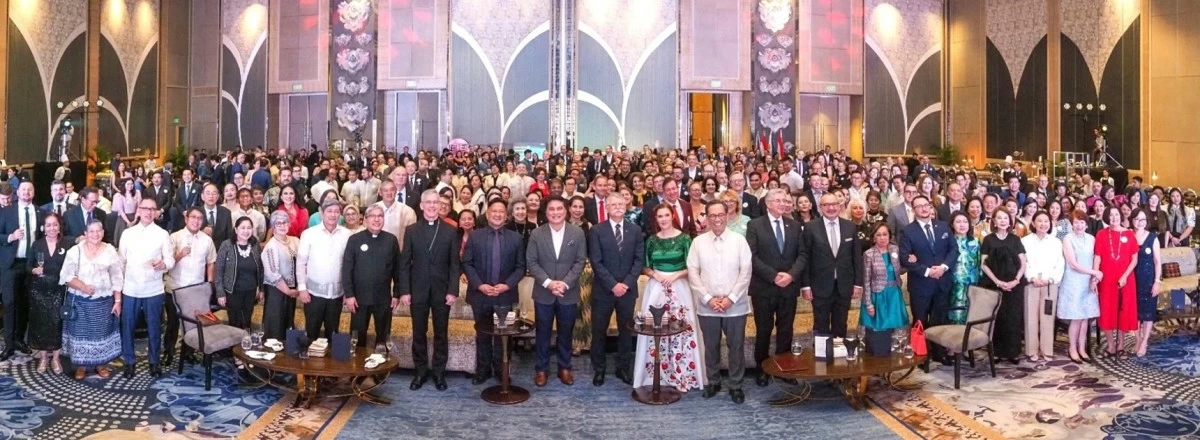 All Together: Friends of the Hungarian Embassy United in One Frame

