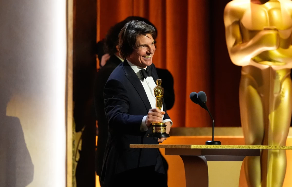 Tom Cruise finally gets his Oscar moment with a lifetime achievement trophy at the Governors Awards