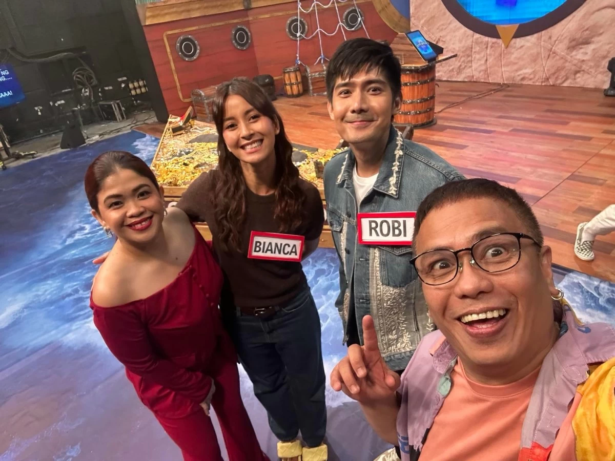 Comedian Eric Nicolas (right) takes a groufie with (from left) 'Lucky ng Kita' host Melai Cativeros with guests Bianca Umali and Robbie Carmona.

 