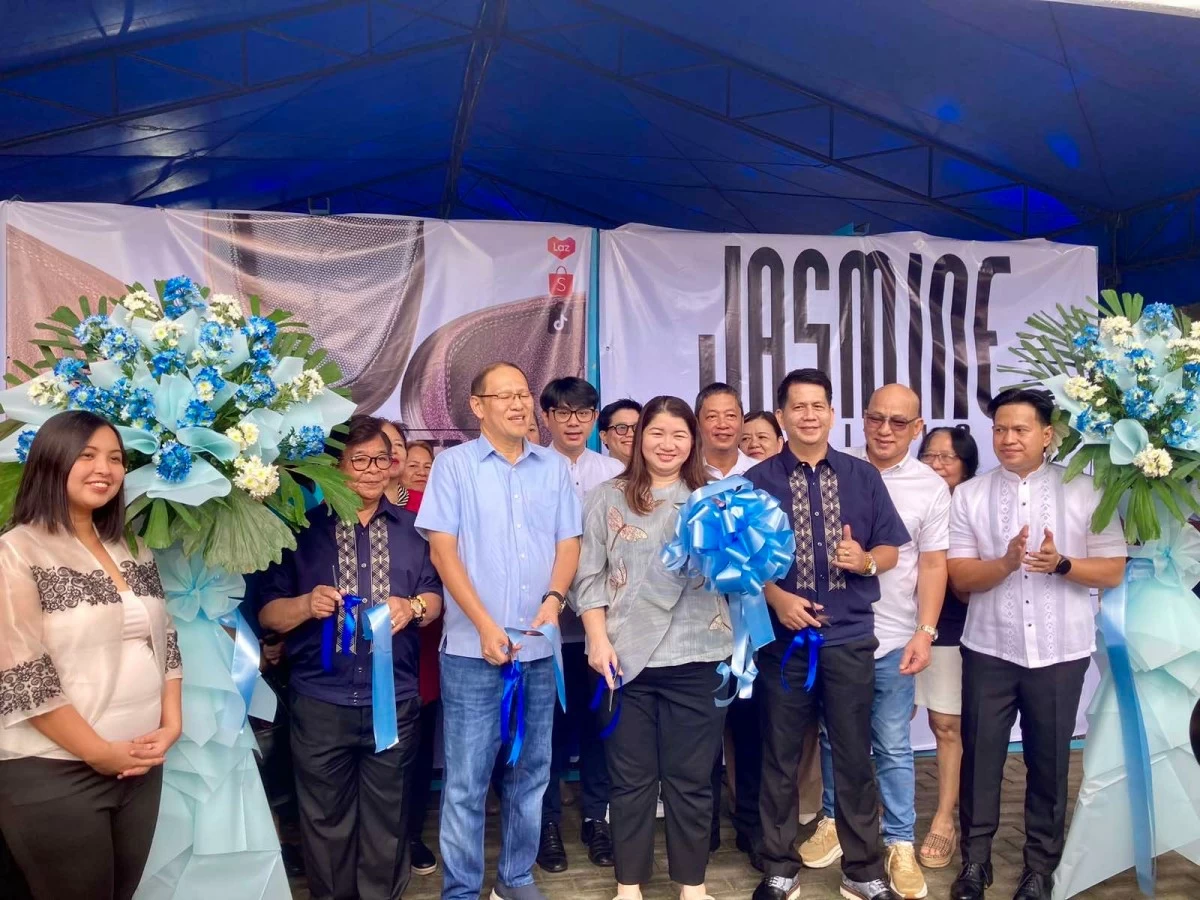 Marikina Mayor Maan Teodoro and Marikina First District Representative Marcy Teodoro lead the opening of the 2025 Marikina Christmas Shoe Bazaar at Freedom Park on Monday, Nov. 17. Featuring dozens of homegrown shoemakers and leather artisans, the bazaar continues the city’s long-running tradition of supporting its footwear industry by offering a free, accessible marketplace for Marikina-made shoes, bags, and leather goods during the peak Christmas shopping season. (Photos from Mrikina LGU)