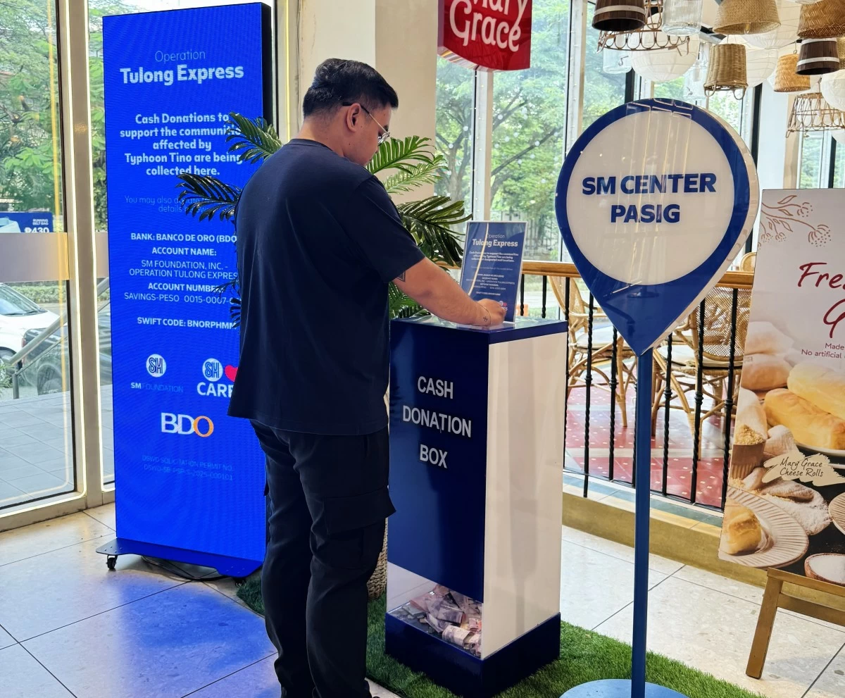 Mallgoers participate in SM’s nationwide donation drive, with cash donation booths set up in all 89 SM malls to raise funds for Cebu’s relief and recovery programs under Operation Tulong Express.
