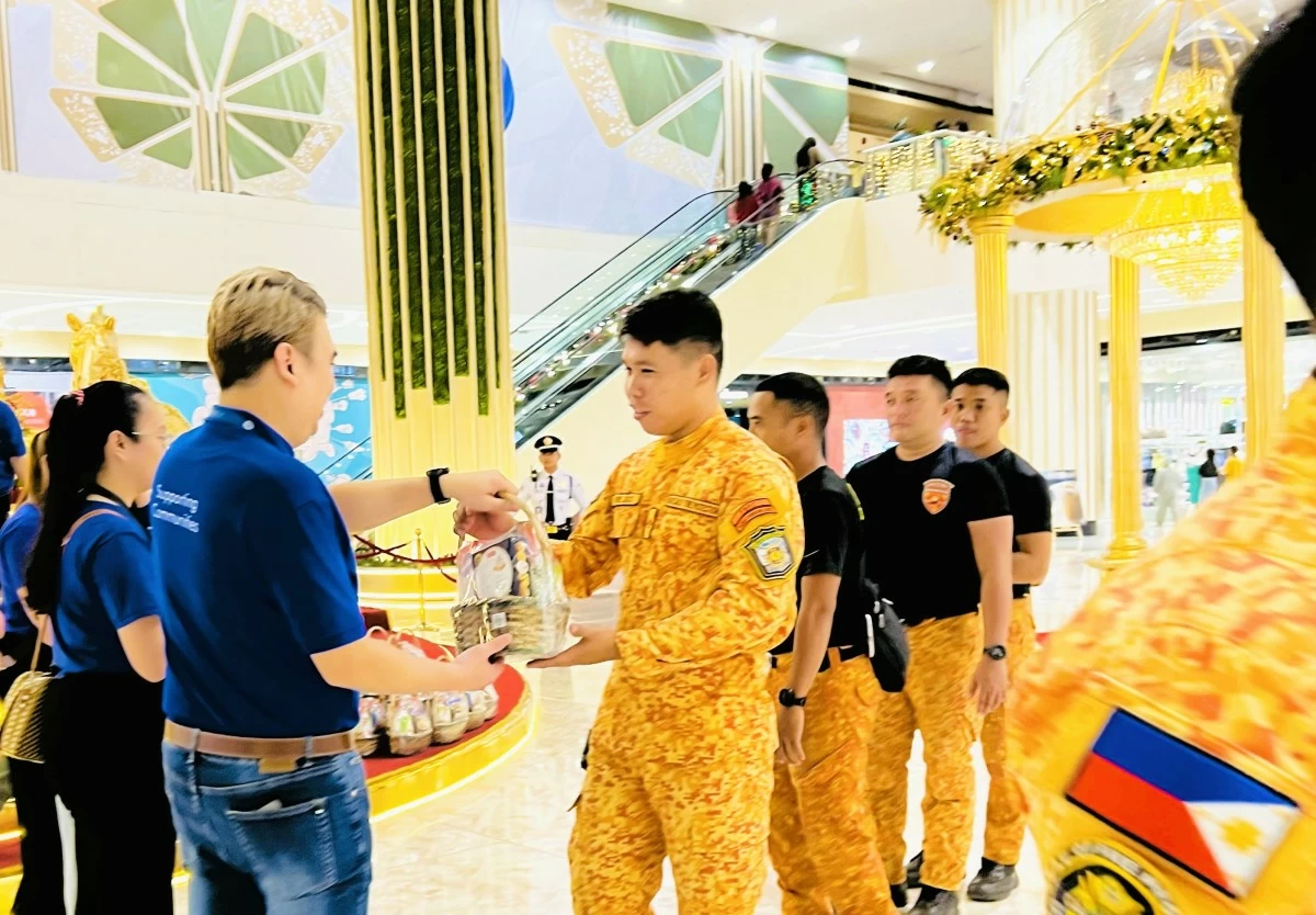A heartwarming initiative by SM City Cebu, delivering Bundles of Hope to Cebu’s first responders—reflecting our commitment to supporting those on the frontlines and sharing the spirit of the season.
