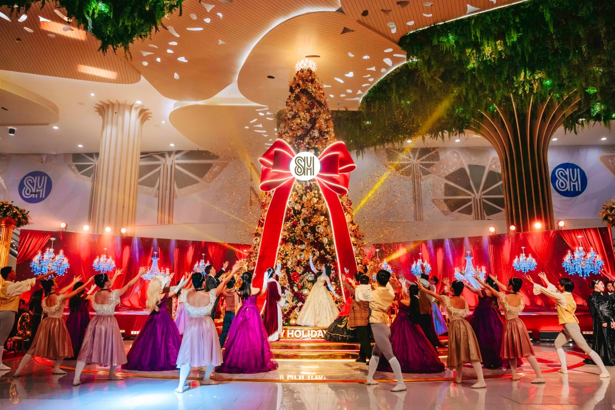SM City Cebu’s Christmas centerpiece glows as part of the “All SM Malls Unite for Cebu” campaign. The lighting ceremony, held on November 13, brings together SM employees, partners, and local stakeholders to express solidarity with those impacted by the recent typhoon.
