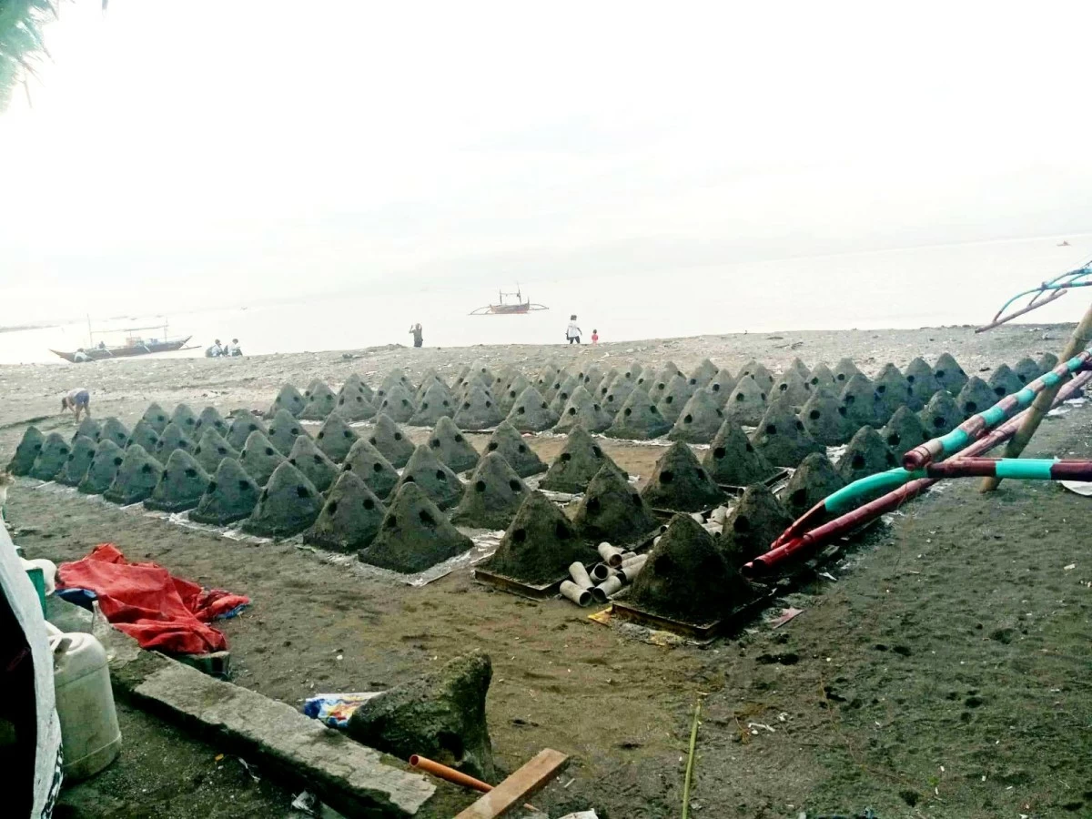 Rosario LGU and Yes-To-Life Foundation lead the installation of 100 artificial coral reefs in Isla Bonita on Nov. 18 (Photo from Sid Samaniego/MANILA BULLETIN)