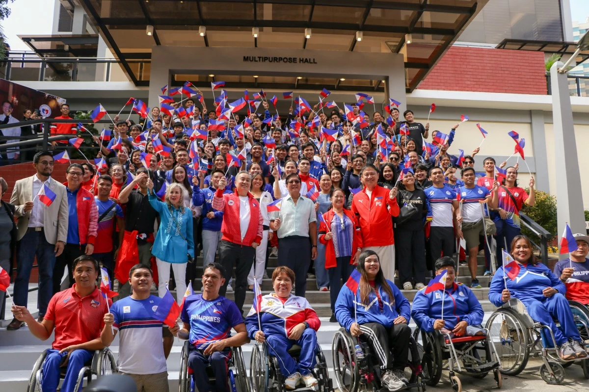 President Ferdinand R. Marcos Jr., First Lady Liza Araneta-Marcos, Philippine Sports Commission Chairman Patrick Gregorio, and Philippine Olympic Committee President Abraham “Bambol” Tolentino join Filipino Olympians and national athletes during the reopening of the newly refurbished facilities at the PhilSports Complex Wednesday, Nov. 19. (PSC)