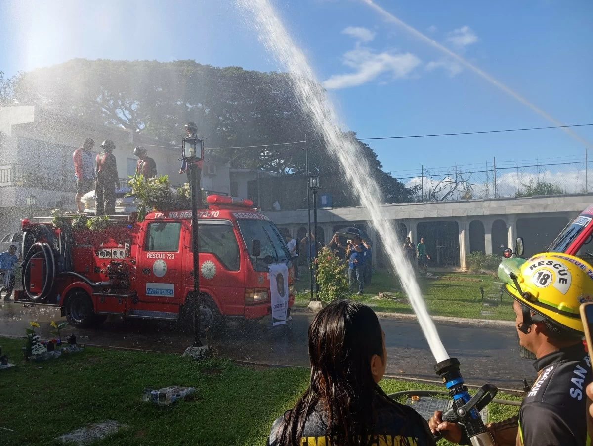 A fireman performs a water salute as the firetruck bearing Magpusao passes by (Photo by Nel Andrade/Manila Bulletin)