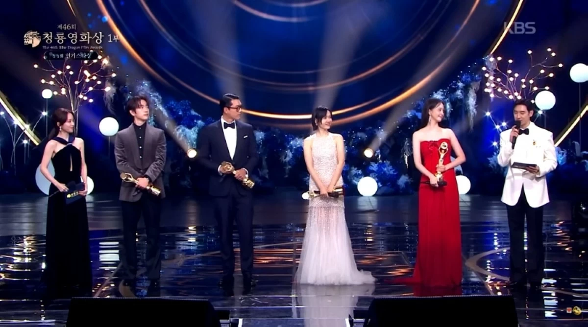 The winners of the Chung Jung-won Popular Star Award at the 46th Blue Dragon Film Awars: Park Jin-young (Hi-Five), Hyun Bin (Harbin), Son Ye-jin (No Other Choice) and  Yoona (Pretty Crazy) (Screenshot from KBS Entertain video on YouTube) 