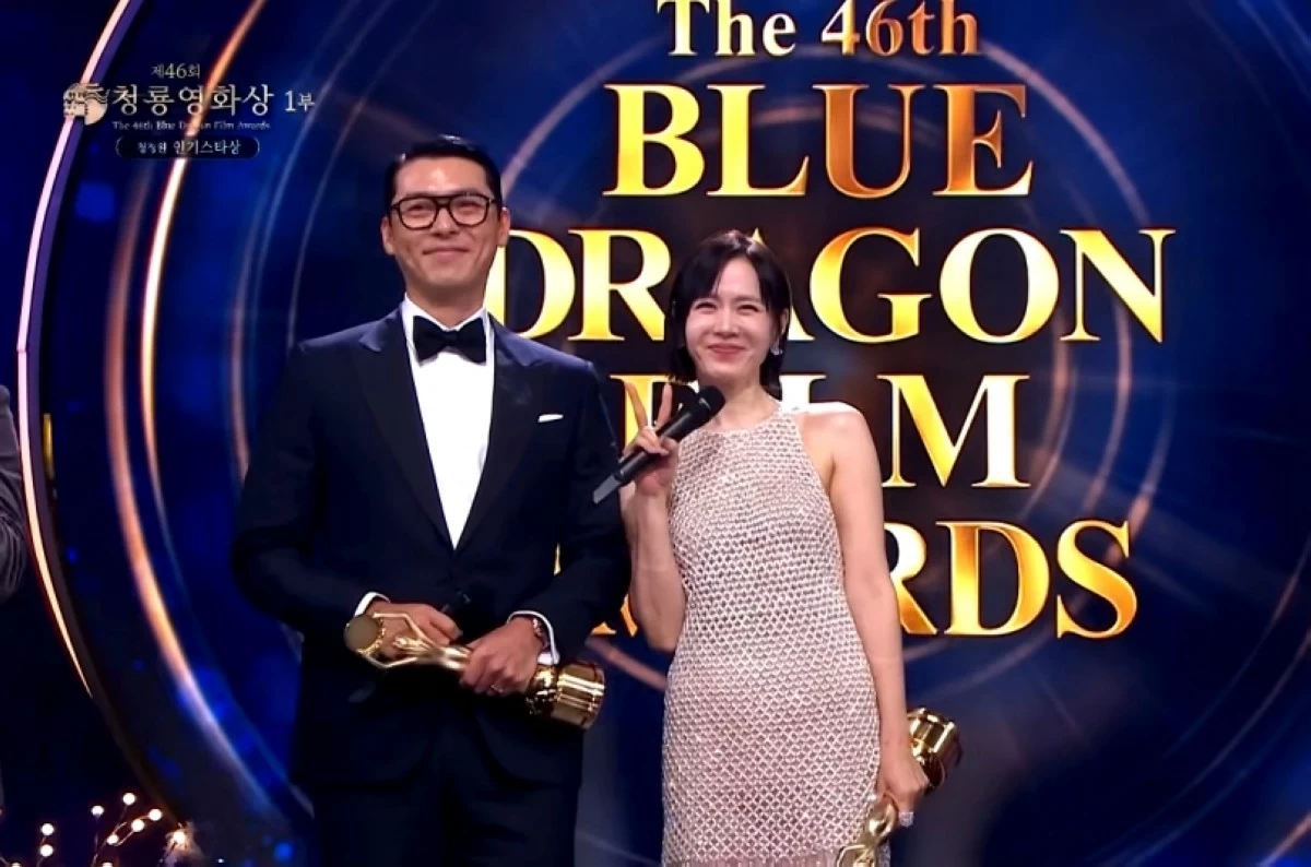 Korean celebrity couple Hyun Bin and Son Ye-jin accepting the popularity award at the 46th Blue Dragon Film Awards on Nov. 19 in Seoul (Screenshot from KBS Entertain video on YouTube) 