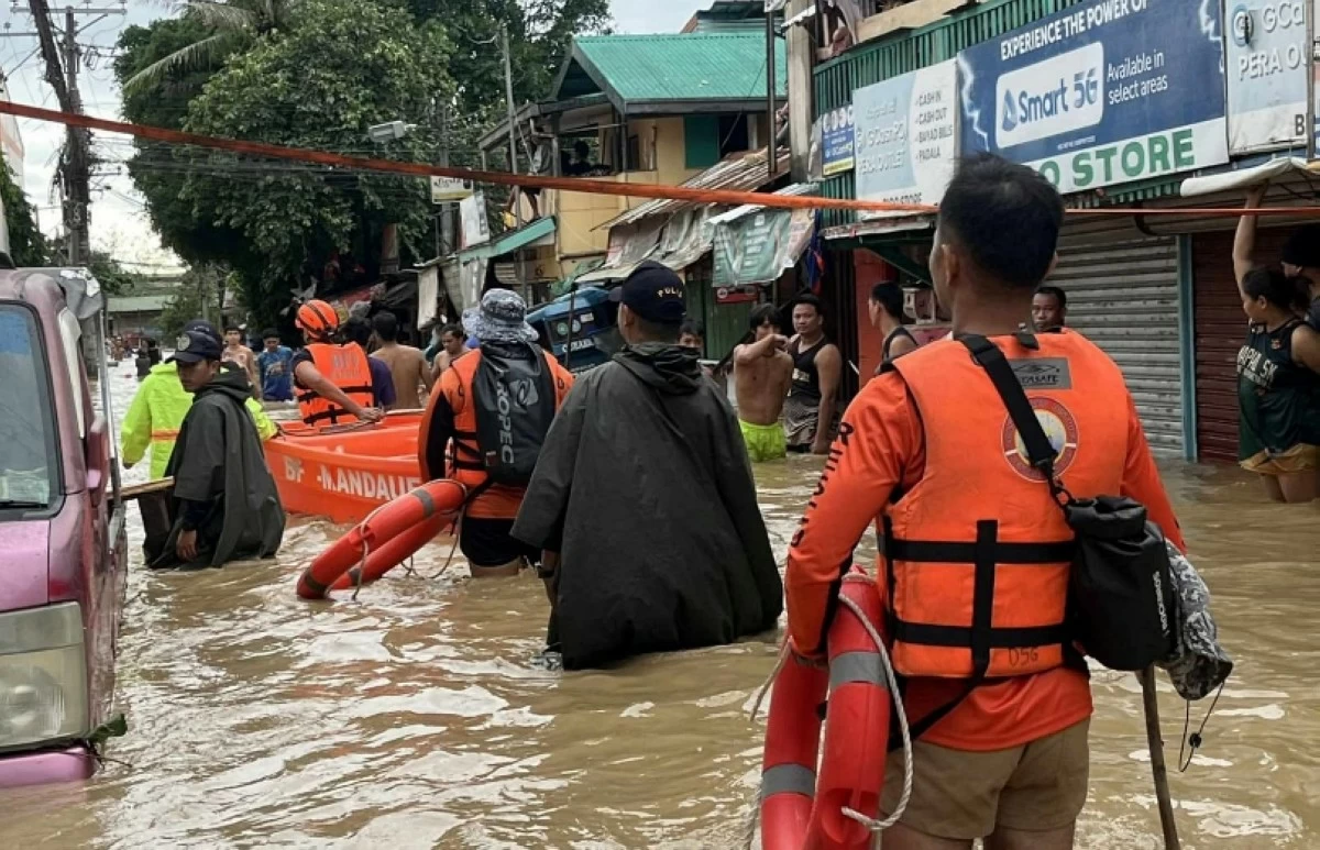 Flooding in Cebu City in the Philippines (Philippine Coast Guard) 