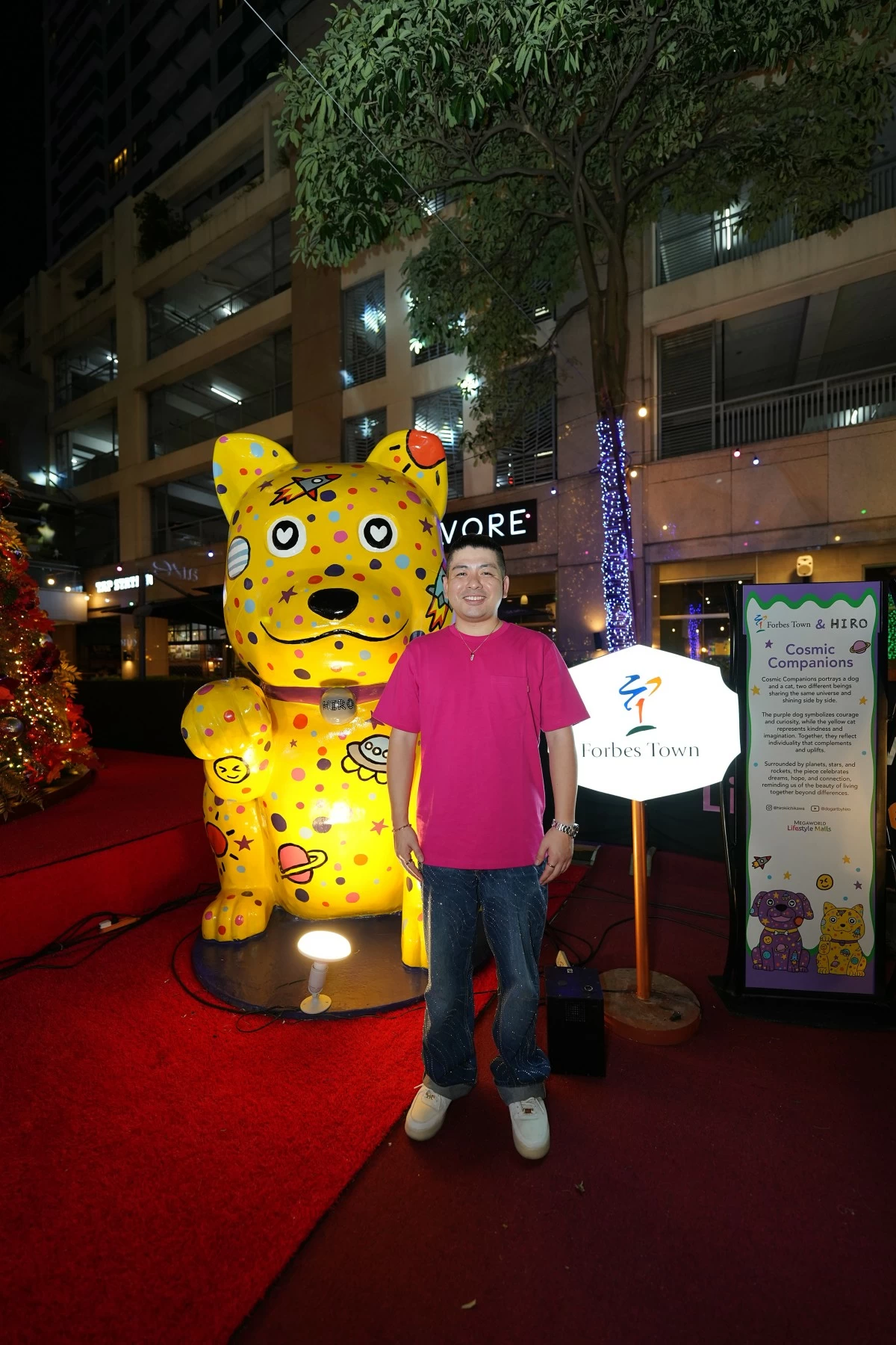  Hiro Ichikawa with his “Cosmic Companions” masterpiece 
