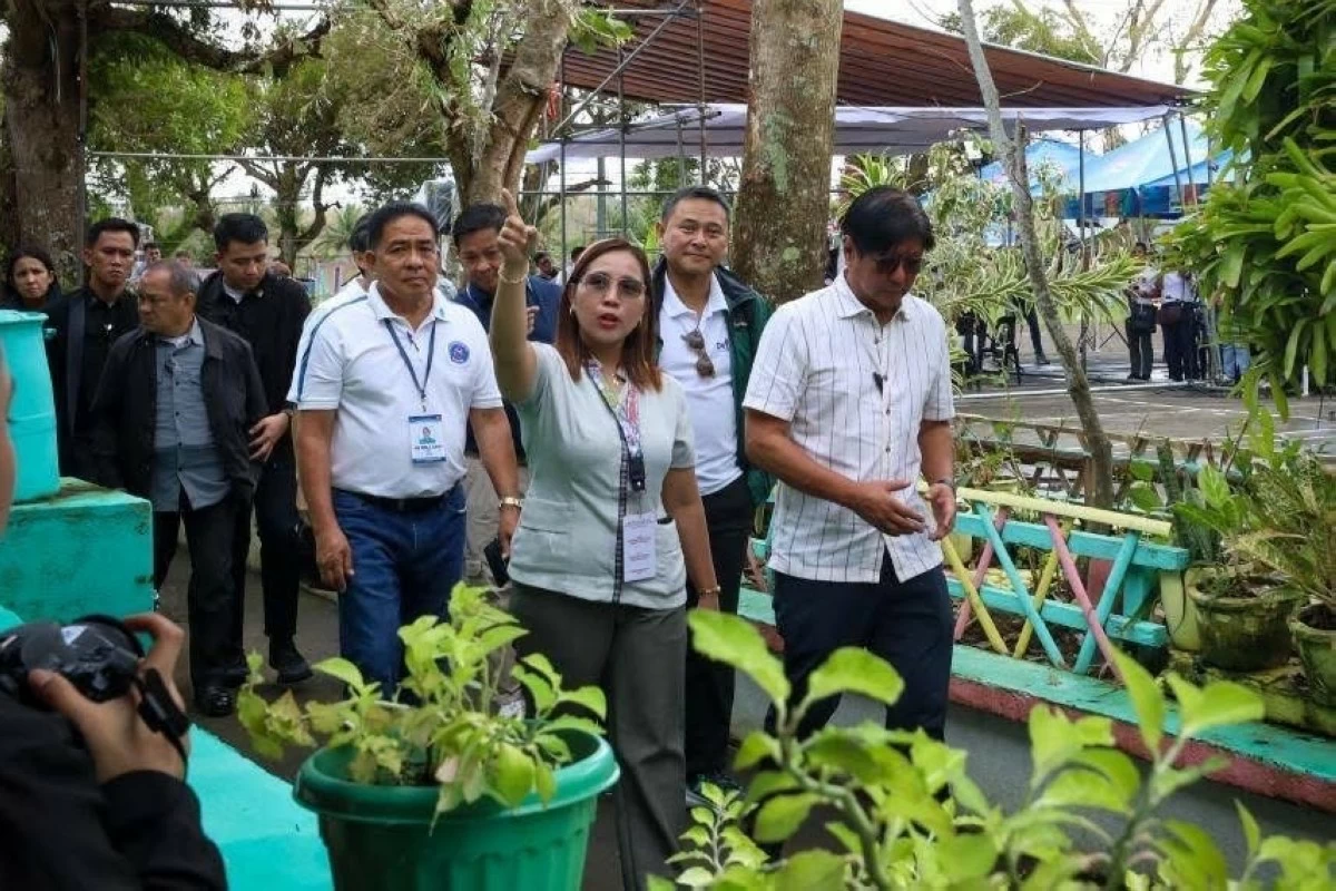 President Marcos, alongside DepEd Secretary Sonny Angara, visited Albay to evaluate student welfare and disaster readiness. (DepEd photo)
