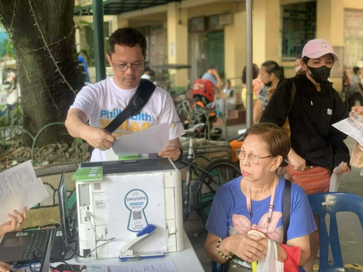 PhilHealth officials assist Valenzuela residents in registering for the YAKAP program.
(Photo from Valenzuela City LGU)
