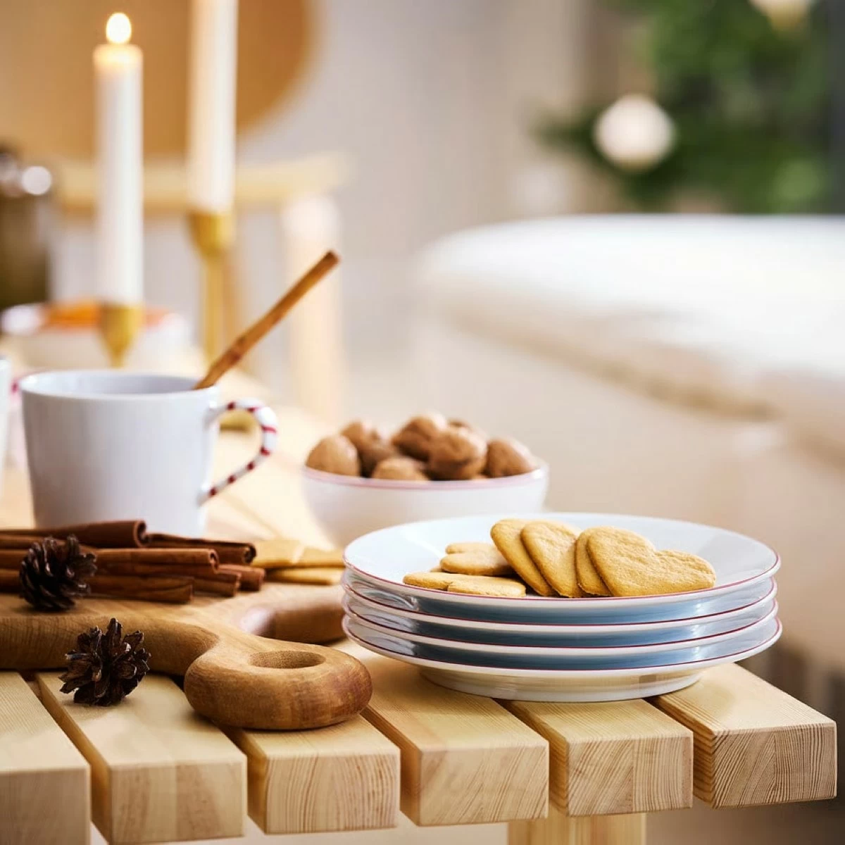 If you want something holiday-ready, the Vinterfint side plate for ₱129 has a simple red rim and stays useful even after the season.