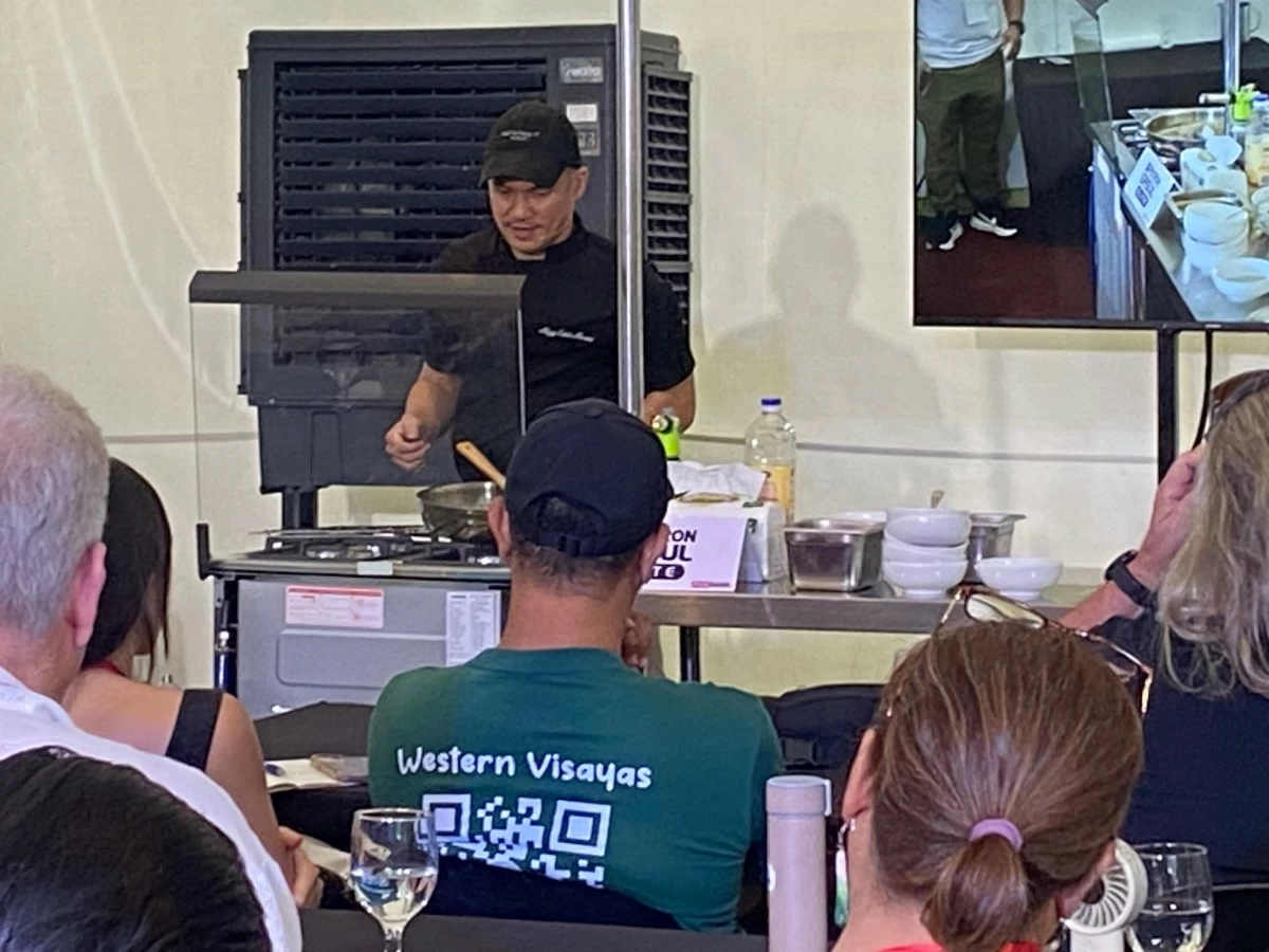 Chef Miguel “Miggy” Moreno prepares pyanggang, a Tausug charcoal-infused chicken specialty, during a culinary workshop. (Trixee Rosel / MANILA BULLETIN)