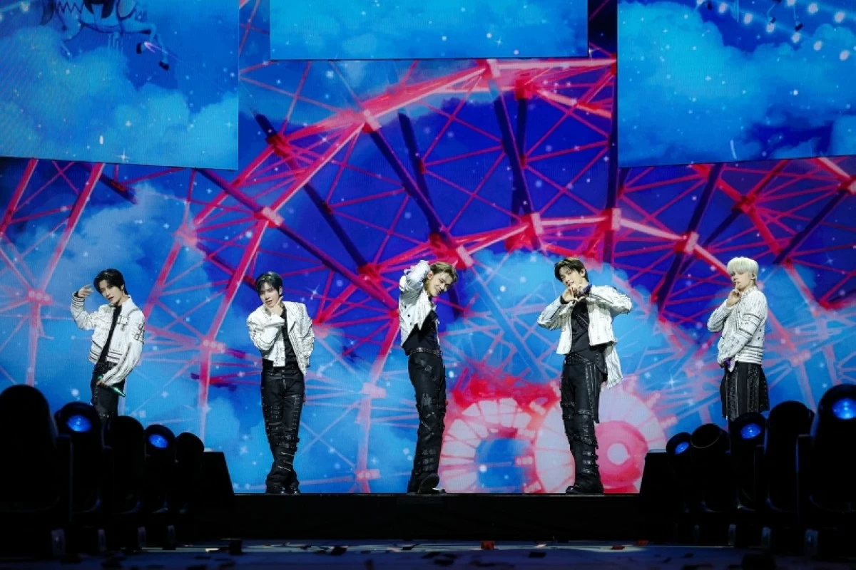 Tomorrow X Together performing in a concert in the US (Instagram) 

