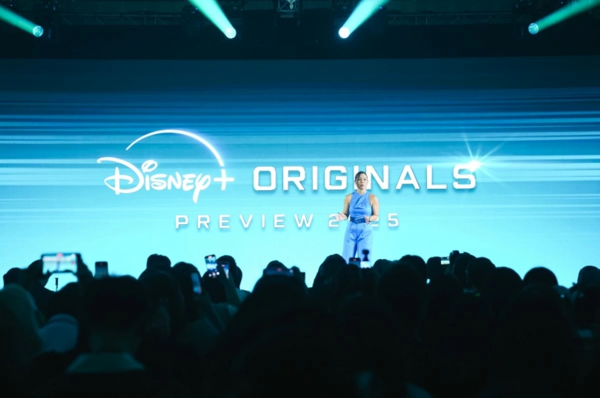 Host Kelly Latimer at the Disney  Originals Preview on Nov. 13 (The Walt Disney Company)