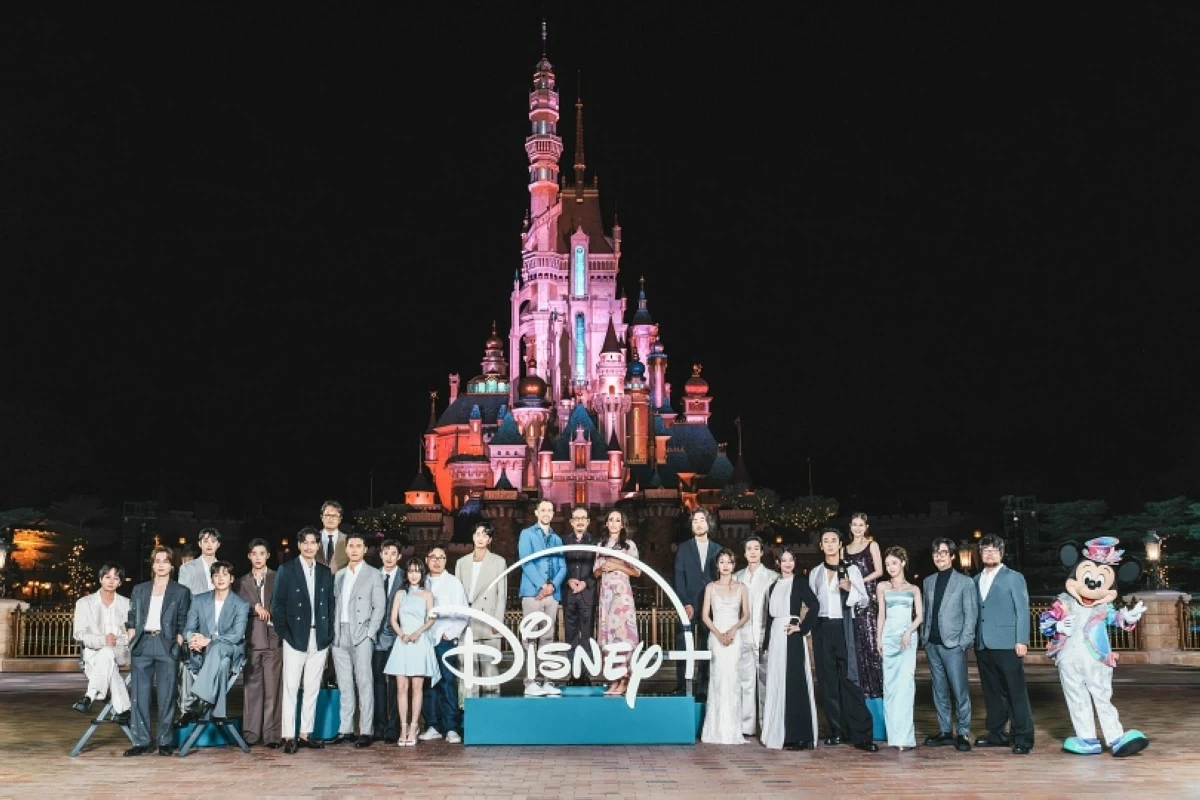 Korean and Japanese stars at Hong Kong Disneyland. (From left) Kaito Nakamura, Genta Matsuda, Doh Kyung-soo, Ji Chang-wook, Woo Do-hwan, Jung Woo-sung, Woo Minho, Hyun Bin, Kim Sung-cheol, Park Bo-young, Kim Sunghoon, Lee Hyunwook, Justin Marks, Hiroyuki Sanada, Rachel Kondo, Lee Kwon, Kim Hyejun, Lee Dongwook, Shin Min-a, Ju Ji-hoon, Mio Imada, Lee Se-young, Hideo Kojima, Takayuki Sano (The Walt Disney Company)