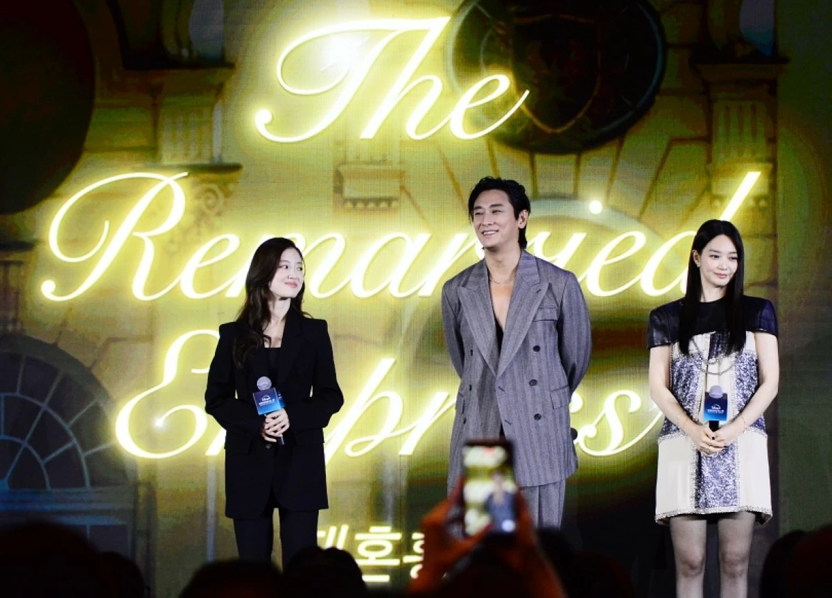 (From left) Lee Se-young, Ju Ji-hoon and Shin Min-a of 