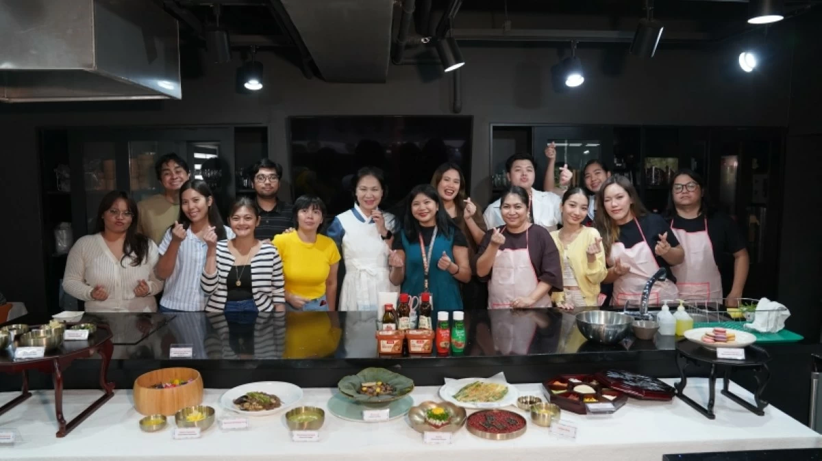 Workshop participants pose for a group photo after the three-part Hansik Workshop inspired from the hit Netflix Korean drama, 