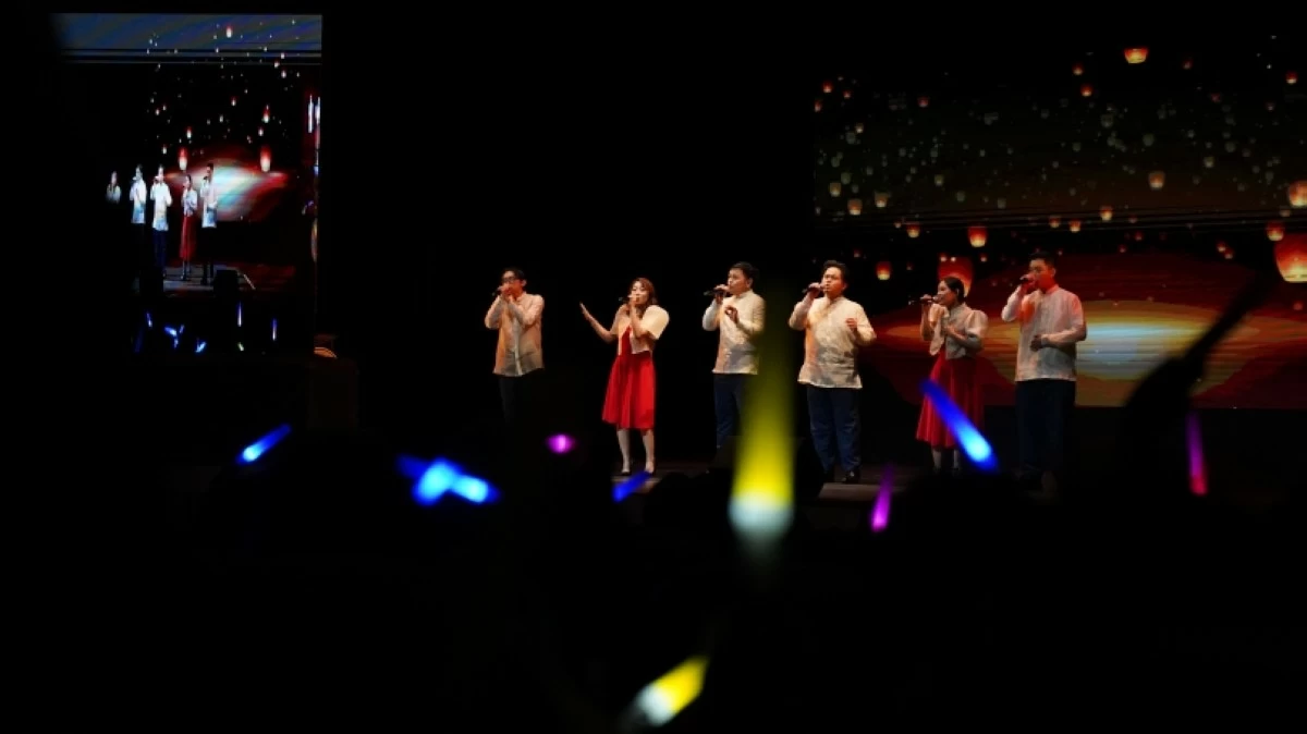 Iskollas performing hit classics both from the Philippines and Korea. (KCC)	