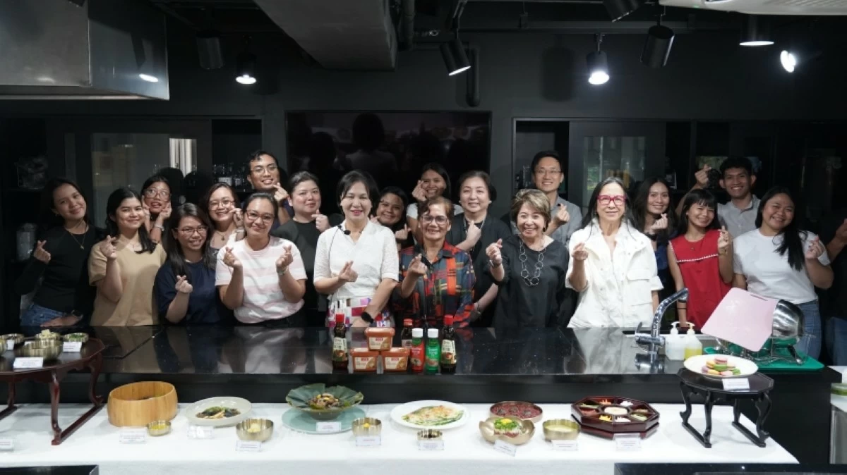 Workshop participants pose for a group photo after the three-part Hansik Workshop inspired from the hit Netflix Korean drama, 