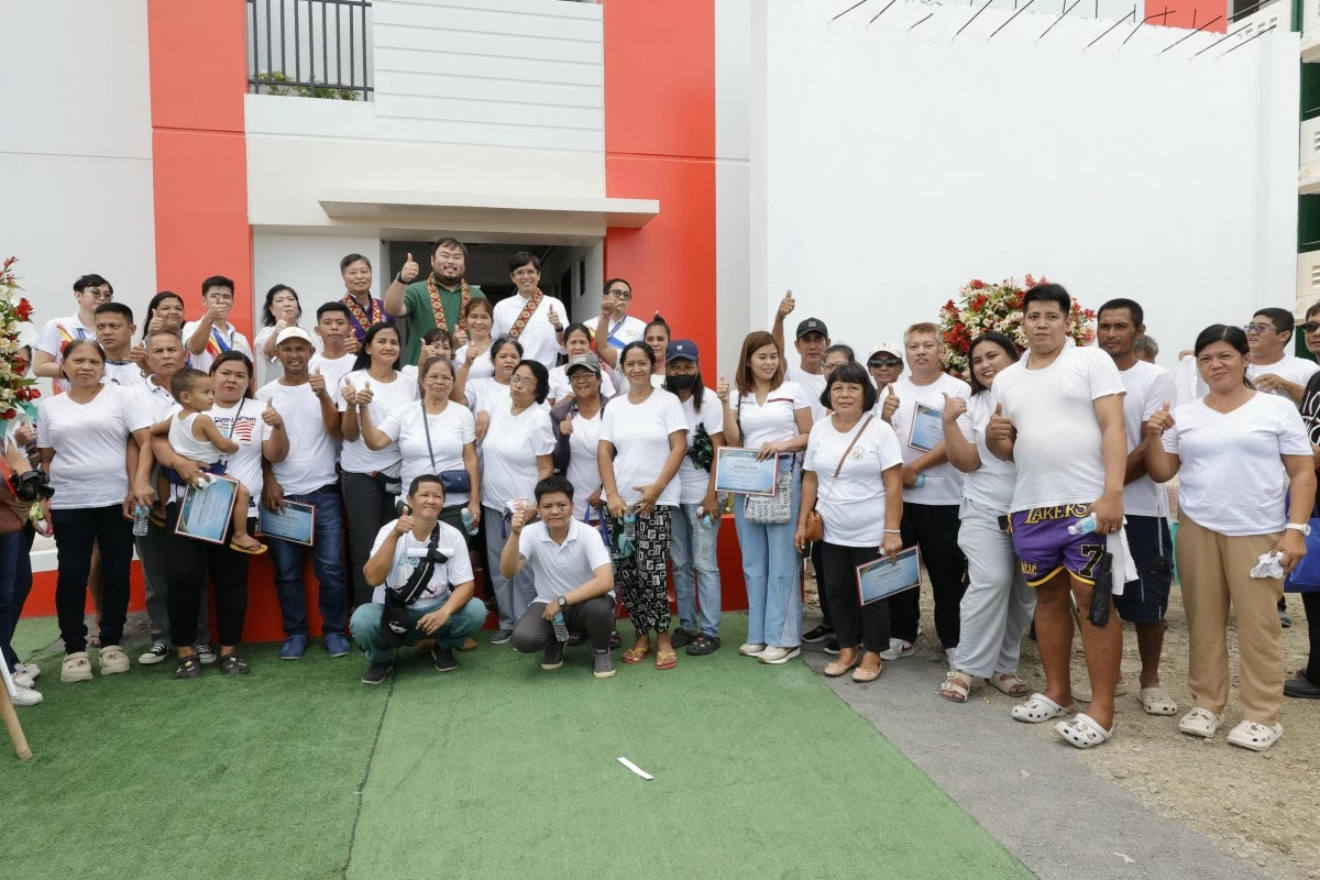 120 families receive certificates for their new housing units in Navotas City. (Photo from Navotas LGU)