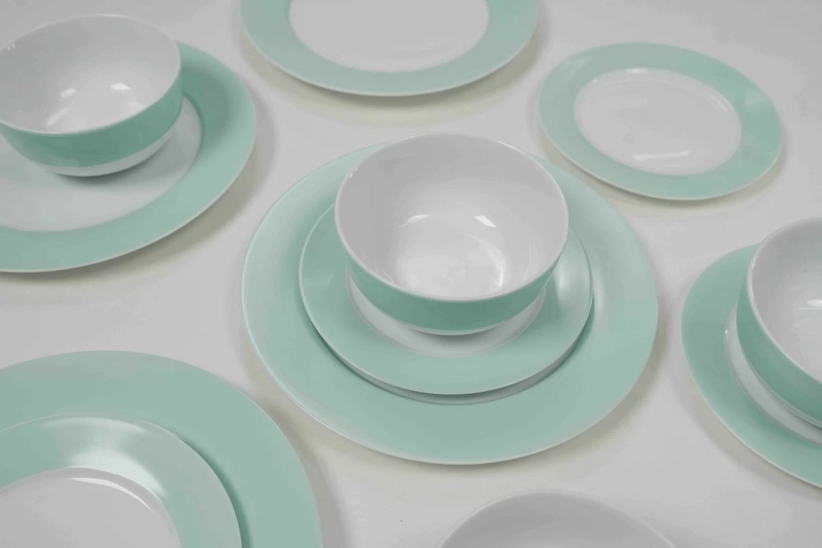 TEAL SETTING A coordinated set of teal plates and a matching bowl creates a fresh, modern tabletop