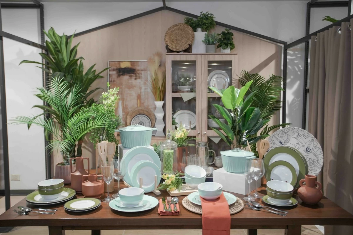 TABLE SET A full table setting showcases coordinated dinnerware and accents arranged for everyday dining.