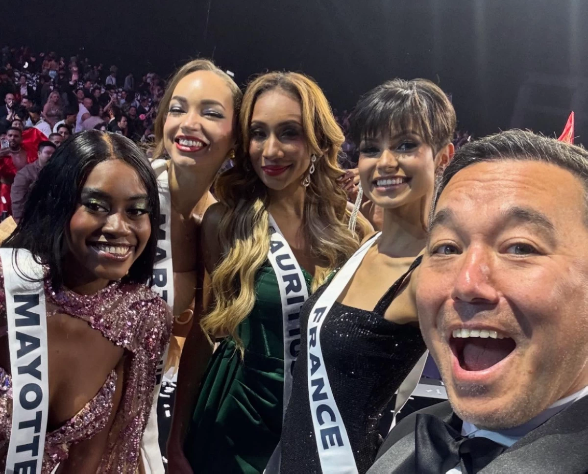 Comedian Steve Byrne poses with some of the candidates of the 74th Miss Universe Pageant in Thailand last Nov. 21. (Facebook)