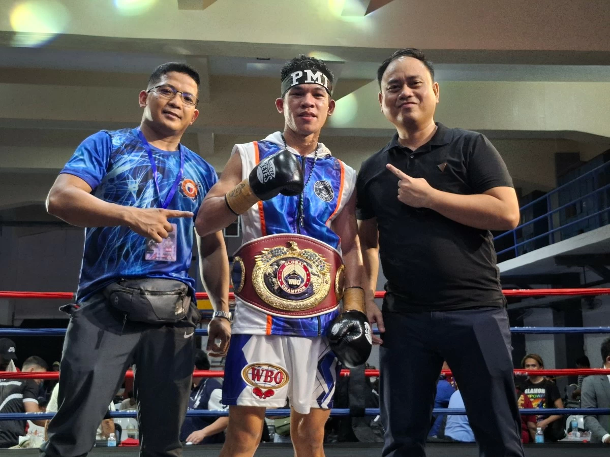 REGIE Suganob (center) celebrates with PMI Bohol Boxing Promotions chief Atty. Floriezyl Podot (right) and trainer Romnic Hoybia after winning in the main event of “Kumong Bol-Anon 23” on Saturday night, Nov. 22, at the PMI Bohol Main Campus gym in Tagbilaran City.(Photo by Calvin Cordova)