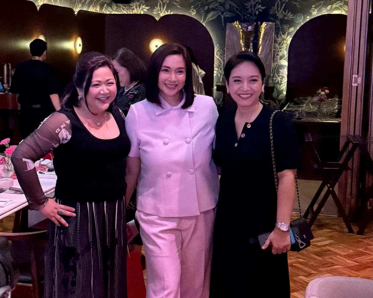 Mariel Rodriguez-Padilla (middle) with friends