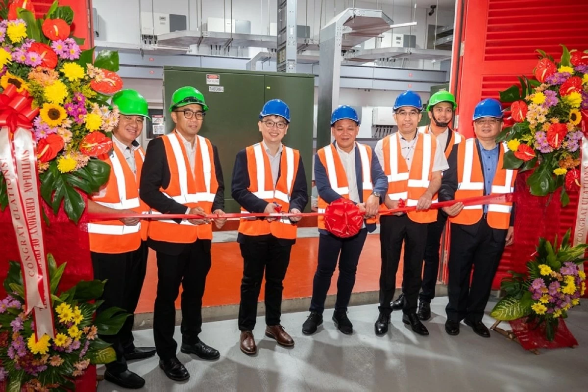 A win for the planet. Officials from the Jollibee Group and First Gen Corp led the switch-on rites of Canlubang Baking Facility’s solar panels last January 9, 2024. In photo are (from L-R): Ronaldo Sales (Zenith Foods Corporation’s AVP-Canlubang Baking Facility & Plant Head), Carlos Lorenzo Vega (First Gen VP for Power Marketing, Trading, & Economics), Michael Ong (Zenith Foods Corporation’s VP & Head Supply Chain Management), Honorable Rosseller Rizal (Mayor of the City of Calamba), Julius Leyba (Zenith Foods Corporation’s AVP & Head of Engineering Services), Mark Malabanan (First Gen’s AVP for Solar), and Manny Portugal (First Gen’s Head of Technology Solutions).