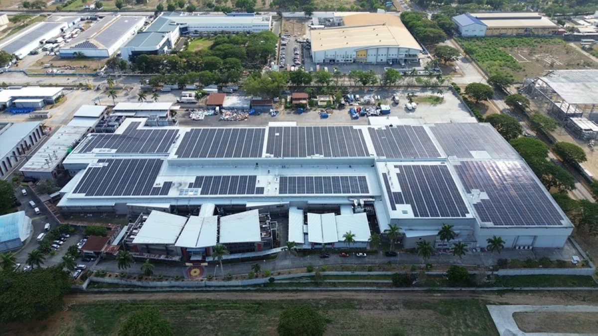 Powering growth responsibly. The Jollibee Group partnered with First Gen Corporation to install over 16,800 solar panels, generating over 9 megawatts of solar power at four of its key supply chain facilities in the Philippines. The fourth and final site (in photo) was completed last May 6, 2023, at the Jollibee Group’s C3 facility in Laguna.