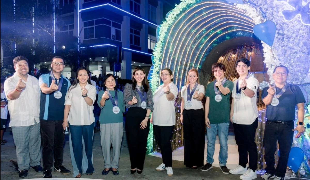 Rizal provincial government and Binangonan LGU officials flash a heart sign during the lighting ceremony (photo from Mahal Kong Binangonan's FB page) 